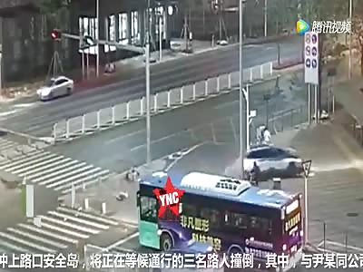 3 crushed by a car 1 died in Shenzhen