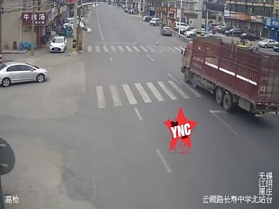 woman crushed  by a truck  in Wuxi