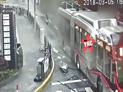  a large columnar object fell onto  71 bus from the Bund to the direction of Shen Kun hub