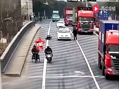 poor mr Wang gets crushed by his own car on Liujiagang Bridge