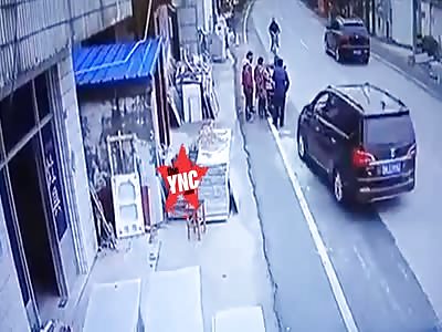 3 are hit by a suv in Yangzhou City