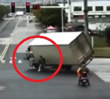 Lucky Lucky Motorcyclist misses a Brutal Death by Inches