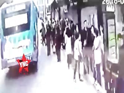 woman fell and her legs were then crushed  in Yangzhou