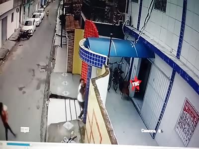 [different  camera angle ]Driver reacts to a assault in MaceiÃ³-alagoas