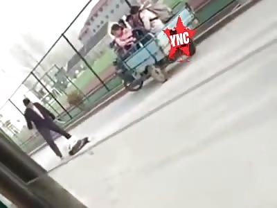   in  Guangdong a Man beats his daughter in the street 