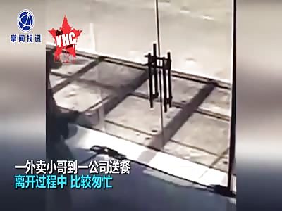  a takeaway brother  crashed into a glass door in Wuxi, Jiangsu