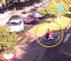 woman crushed by a car on the zebra crossing in Zhejiang