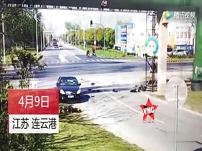 in Jiangsu  Motorcycle runs  a red light hits a car 