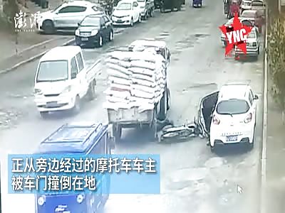  The car suddenly opened the door, causing the motorcycle driver to fall to the ground and was crushed was killed later