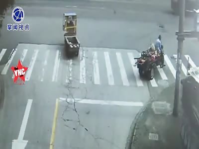 man gets hit by truck rear door in Zhenhai