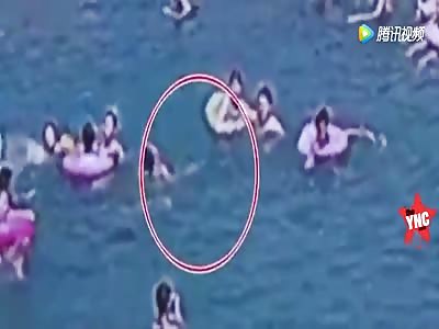 in Sichuan,  boy drowns in the swimming pool no one helps 