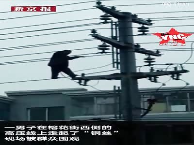 suspected mental disorder man wanting to die on the high-voltage lines in Hengshui