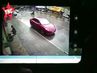 elderly and his tricycle was hit by a car in Guangdong was funny in the end