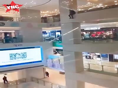  youth jumps of the 13th floor at  Beijing New Dongan Shopping mall