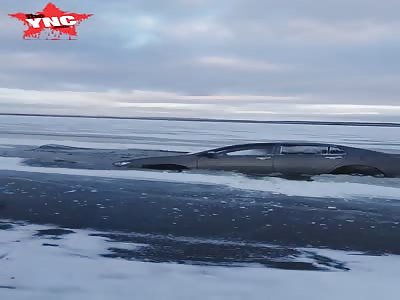  Russian man car sinks into the ice in Aksarovo ,Republic of Bashkortostan, Russia, 453365