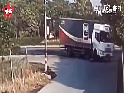 woman crushed by a truck in  Donghuan North Road, Zhenhai