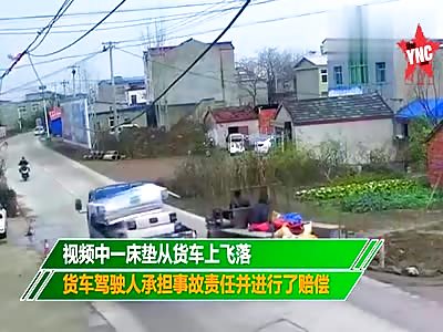 flying mattress hits a woman on her bike on the Liu Road in Bengbu City