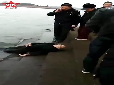 the dead body of a woman who jumped into the river due to illness, no money to for hospital , in  Jiangxi