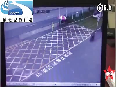 man  collided into a tram at the gate of Zijing Yijing Huating, Guanshan Avenue 