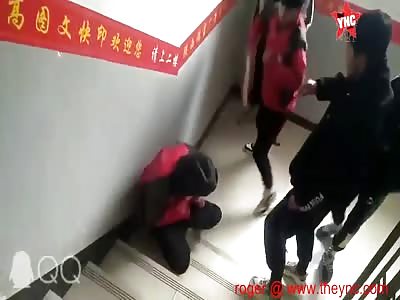 students gives this youth a beating in Weiyang District, Xi'an, Shaanx