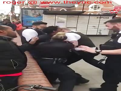 5 British police officers could not hand cuff one black