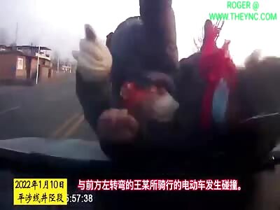 A car collides into two on a vehicle in Shijiazhuang