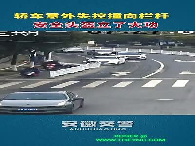 Guardrail hits motorcyclist in the head in Ma'anshan City