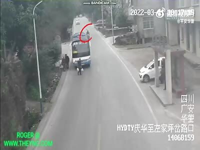 A motorcyclist collied into a man in Huaying City 