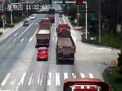 Motorcyclist was crushed by a truck in Heze city