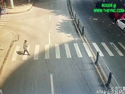 Elderly dies on the zebra crossing in Zhejiang