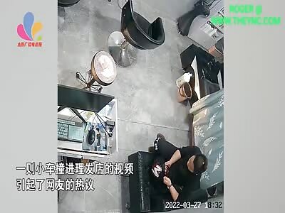 A car crashed into a hairdressers in Quanzhou
