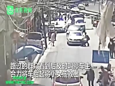 A girl was dragged under a car in Sichuan