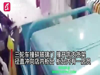A vehicle crashed into A clothes shop in Taizhou