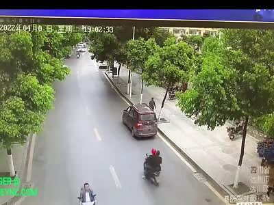 Opening car door on a busy road accident in Sichuan