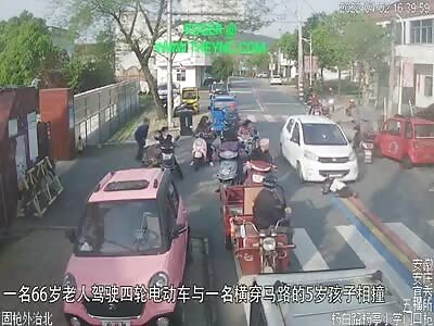 Child hit by a car in Anqing