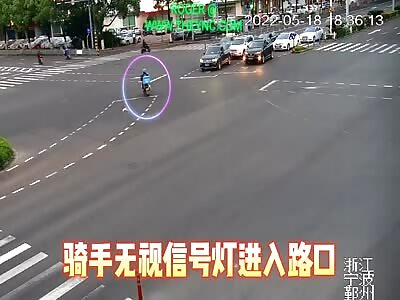 Take away bicycle collides into a taxi in Zhejiang