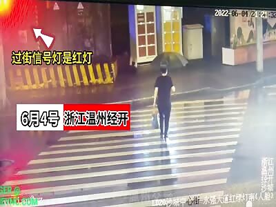 A car crushed a elderly man in Wenzhou