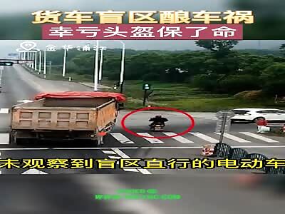 Electric bicycle rider was dragged under a truck in Pujiang County  