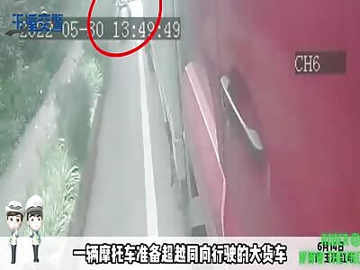Motorcyclist was hit by a truck in Yunnan