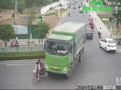 Woman was  dragged under a truck in Huaibei
