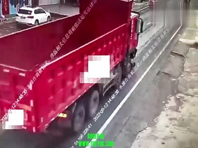 Man crushed by a truck in Liangshan Prefecture