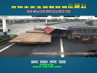 Two Trucks collided into each other in Ma'anshan city 