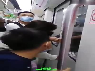 On the Wuhan Metro Line, a female passenger's hand was caught in the subway door, and she cried in pain