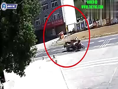 A tricycle collided with a motorcycle in Hunan
