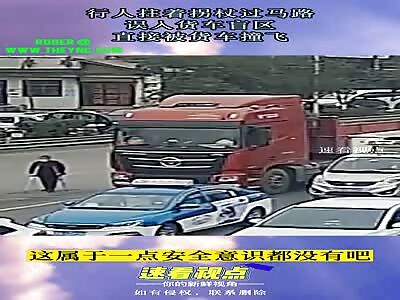 Truck knocked down a man on crutches in Guizhou