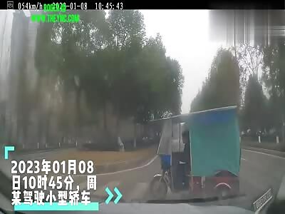 Zhou, in his car collided into Li electric tricycle in Guanghan City