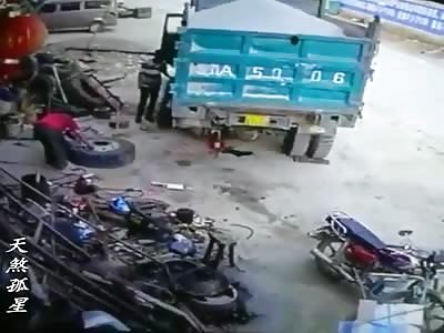 Damn! Exploding tire kills mechanic
