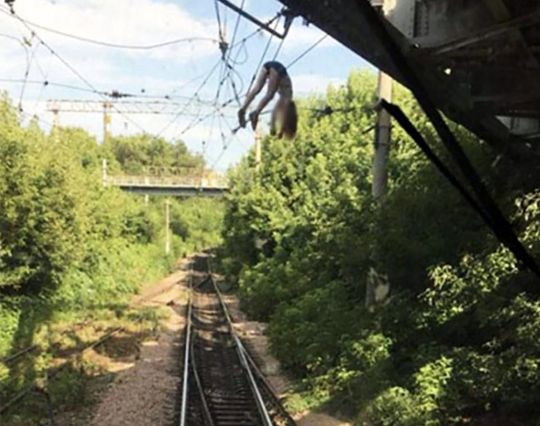 Girl Falls onto 3,000-volt cable after Taking Selfie while Dangling over Bridge