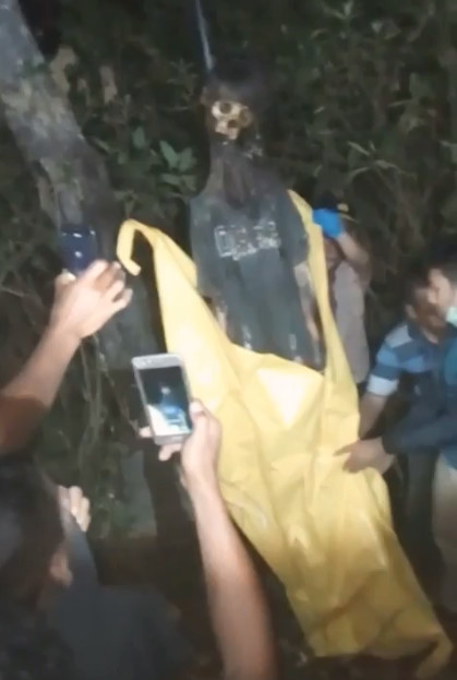 Decomposing Female Corpse Found Hanging Up in Tree