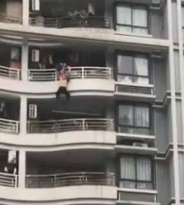 Drunk Moron in China Falls to his Death